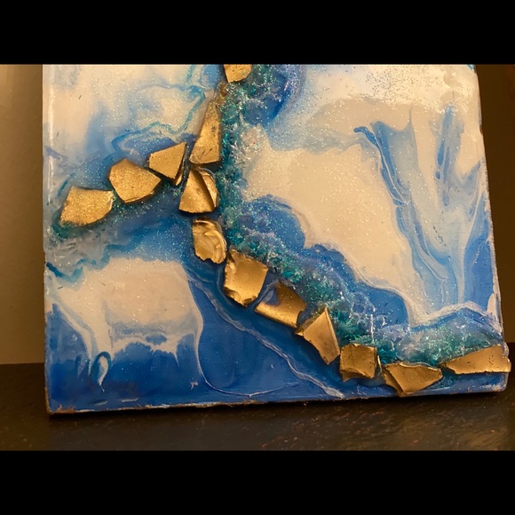 Geode resin wall art in wood & energetic crystals for attracting positive energy - Picture 11 of 16